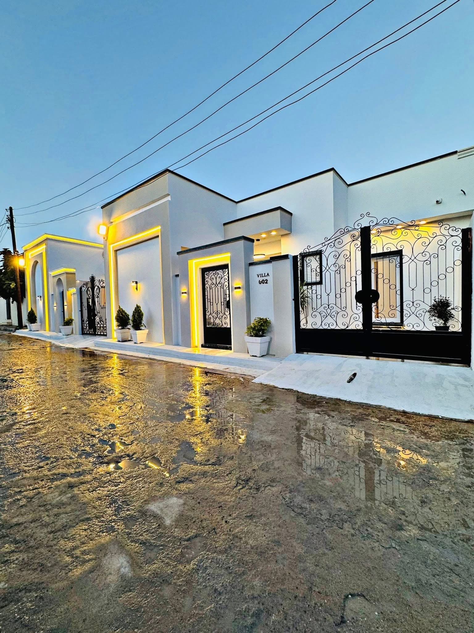 Villa 002 à Bir El Djir — Une villa blanche sculptée qui s'illumine au crépuscule.